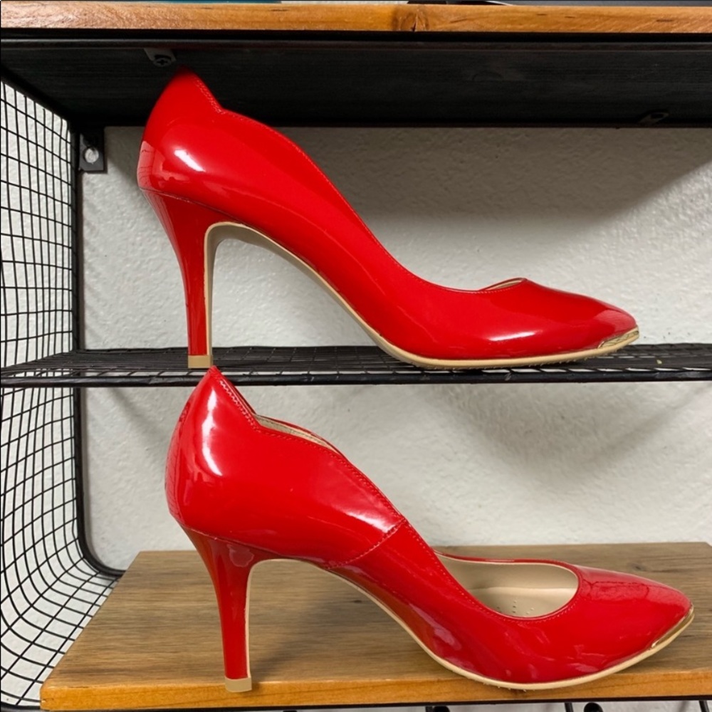 Che Evoca 3” red pump heels New In Box - Picture 3 of 6